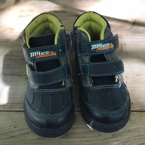 Miles from Tomorrowland kids toddler shoes size 6